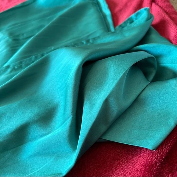 SatinβMaxi dress withΒ slit - Picture 5 of 9